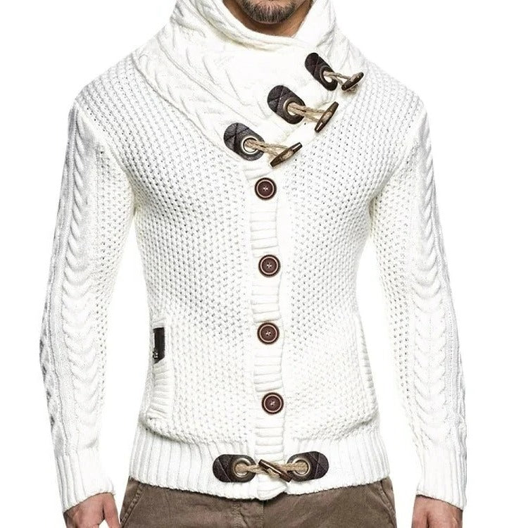Gestrickter Pullover mit Knebelverschluss