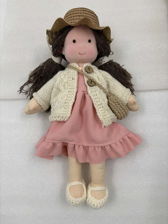 Handgefertigte Waldorfpuppe mit Strick-Outfit – weicher Stoff aus natürlicher Baumwolle, umweltfreundliches, waschbares Spielzeug für Kleinkinder & Kinder ab 3 Jahren – zeitlos