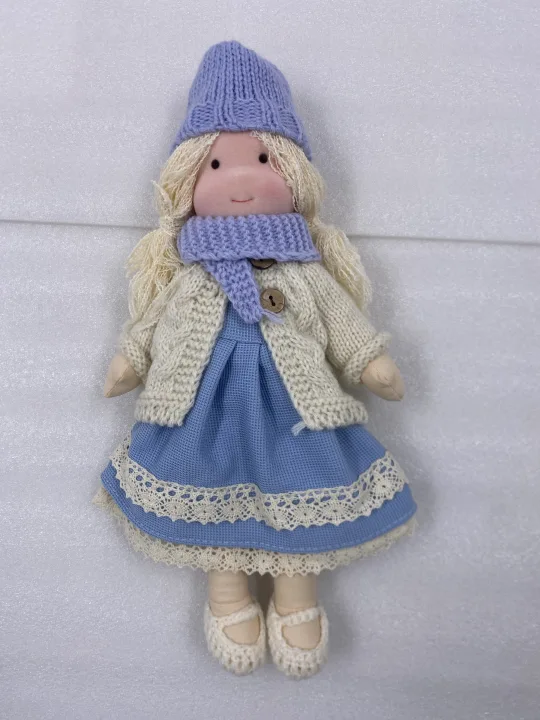 Handgefertigte Waldorfpuppe mit Strick-Outfit – weicher Stoff aus natürlicher Baumwolle, umweltfreundliches, waschbares Spielzeug für Kleinkinder & Kinder ab 3 Jahren – zeitlos