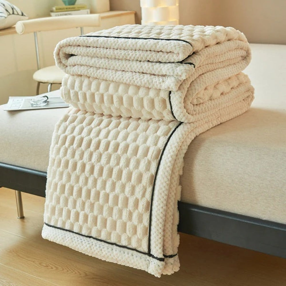 Textured pluche plaid met reliëfstippenpatroon – Lichtgewicht laag voor op de bank, stoel & het bed – Neutrale tint voor modern woonkamer- & slaapkamerinterieur | Thomler