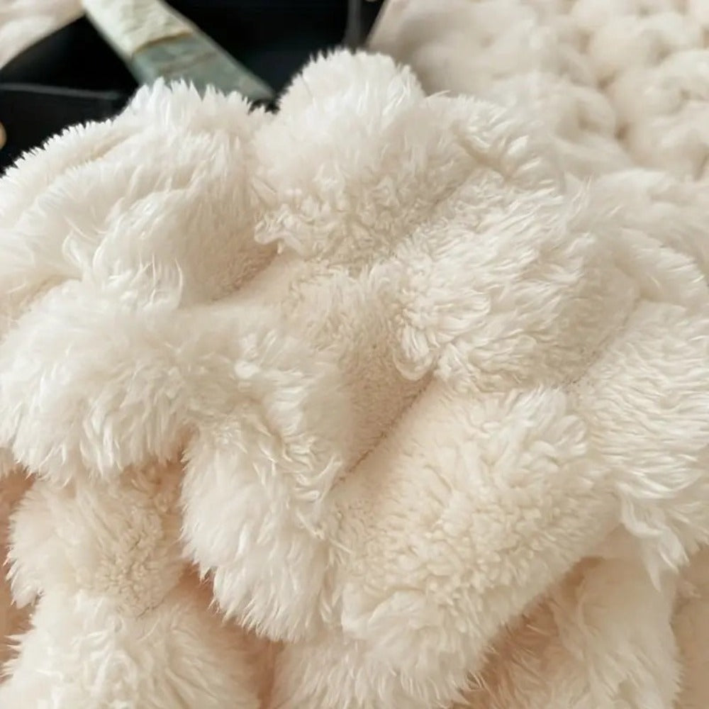 Textured pluche plaid met reliëfstippenpatroon – Lichtgewicht laag voor op de bank, stoel & het bed – Neutrale tint voor modern woonkamer- & slaapkamerinterieur | Thomler