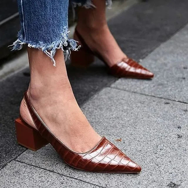 Dames pumps met puntige neus en hielbandje, met ondersteuning voor de voetboog, bruin schoeisel met krokodillenprint voor op kantoor, professionele gelegenheden en de hele dag draagbaar