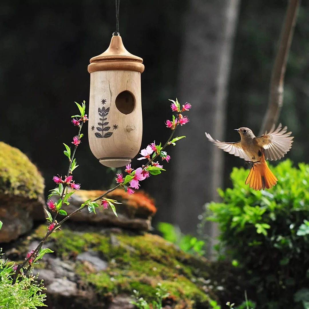 Kolibri-Nistkasten mit Holzmaserung und Aufhängeschlaufe für den Garten