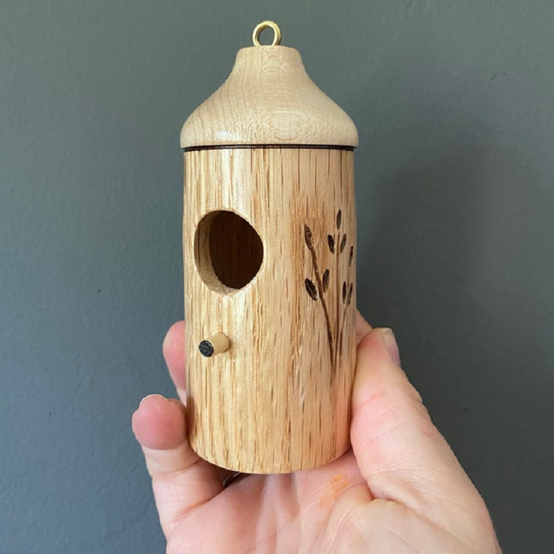 Kolibri-Nistkasten mit Holzmaserung und Aufhängeschlaufe für den Garten