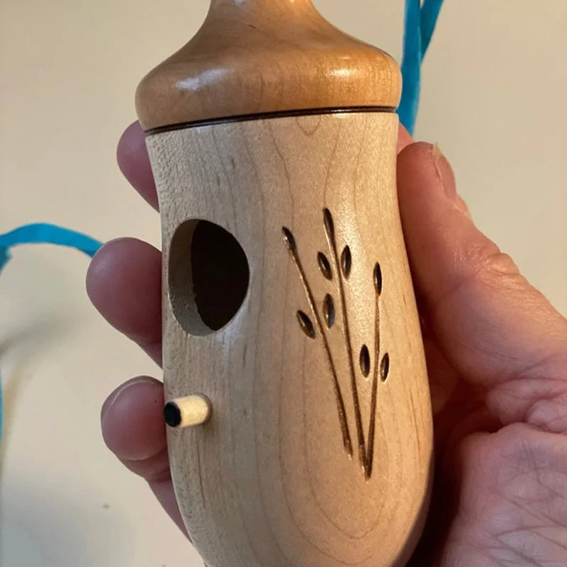 Kolibri-Nistkasten mit Holzmaserung und Aufhängeschlaufe für den Garten