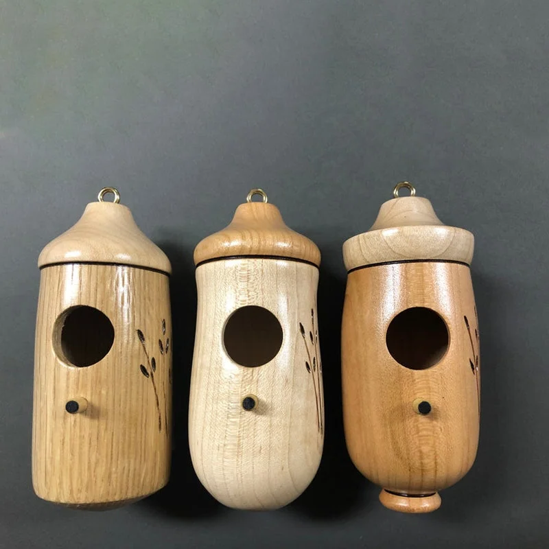 Kolibri-Nistkasten mit Holzmaserung und Aufhängeschlaufe für den Garten