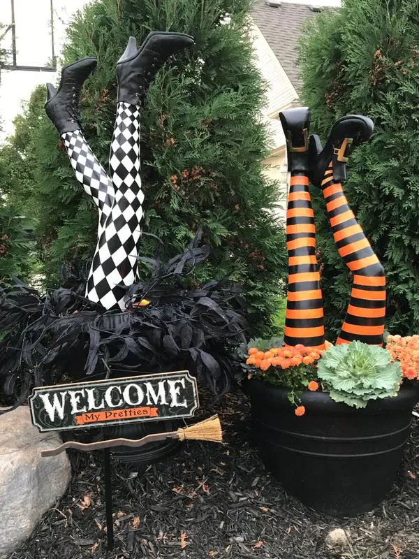 Gartendekoration „Hexenbeine“ mit gestreiftem Harzdesign und goldenen Schnallenstiefeln, 2er-Set