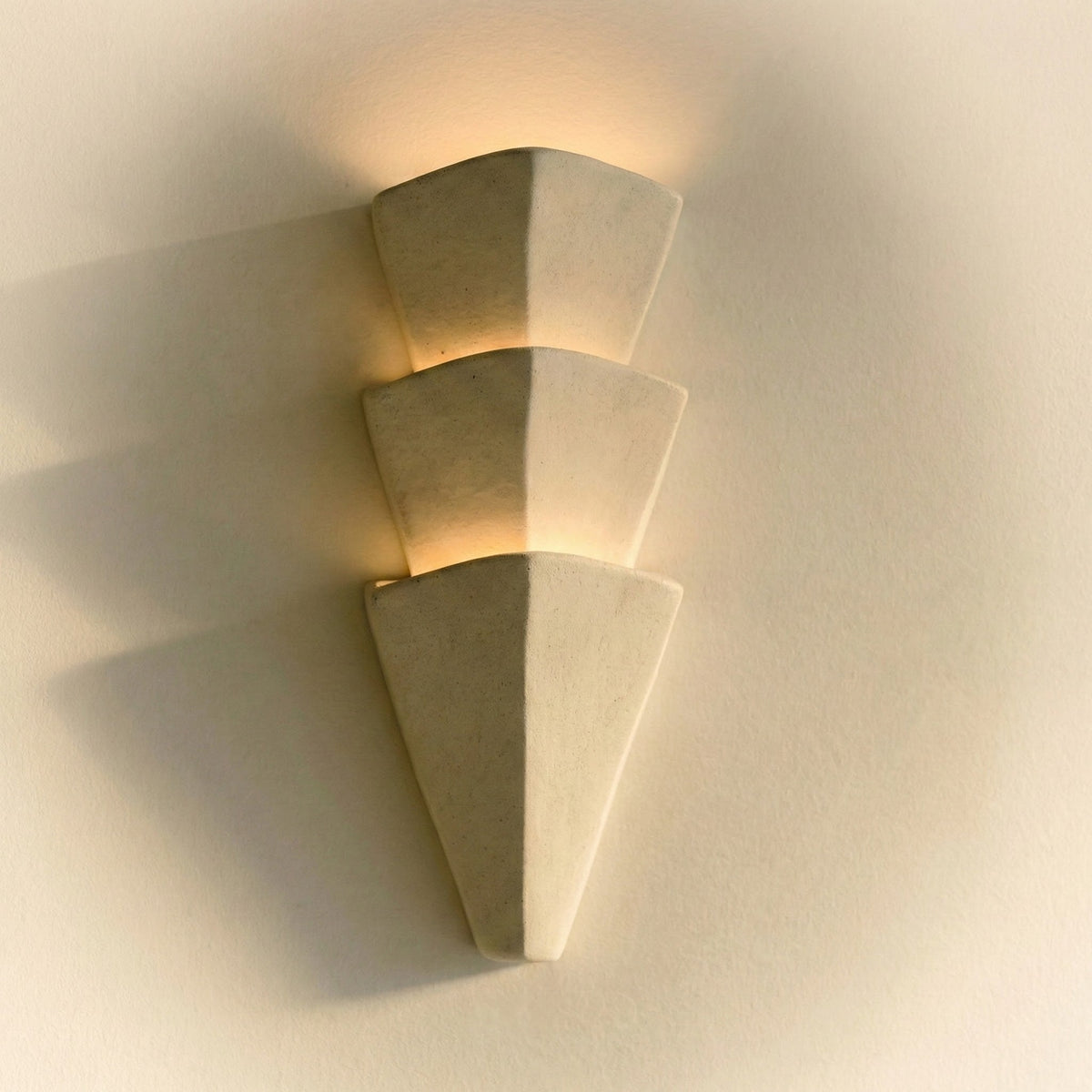 Geschichtete Wandleuchte aus Gips, bis zu 22 Zoll, warmes indirektes Licht für Schlafzimmer, Flur, Wohnzimmer, minimalistischer moderner architektonischer Akzent | Thomler