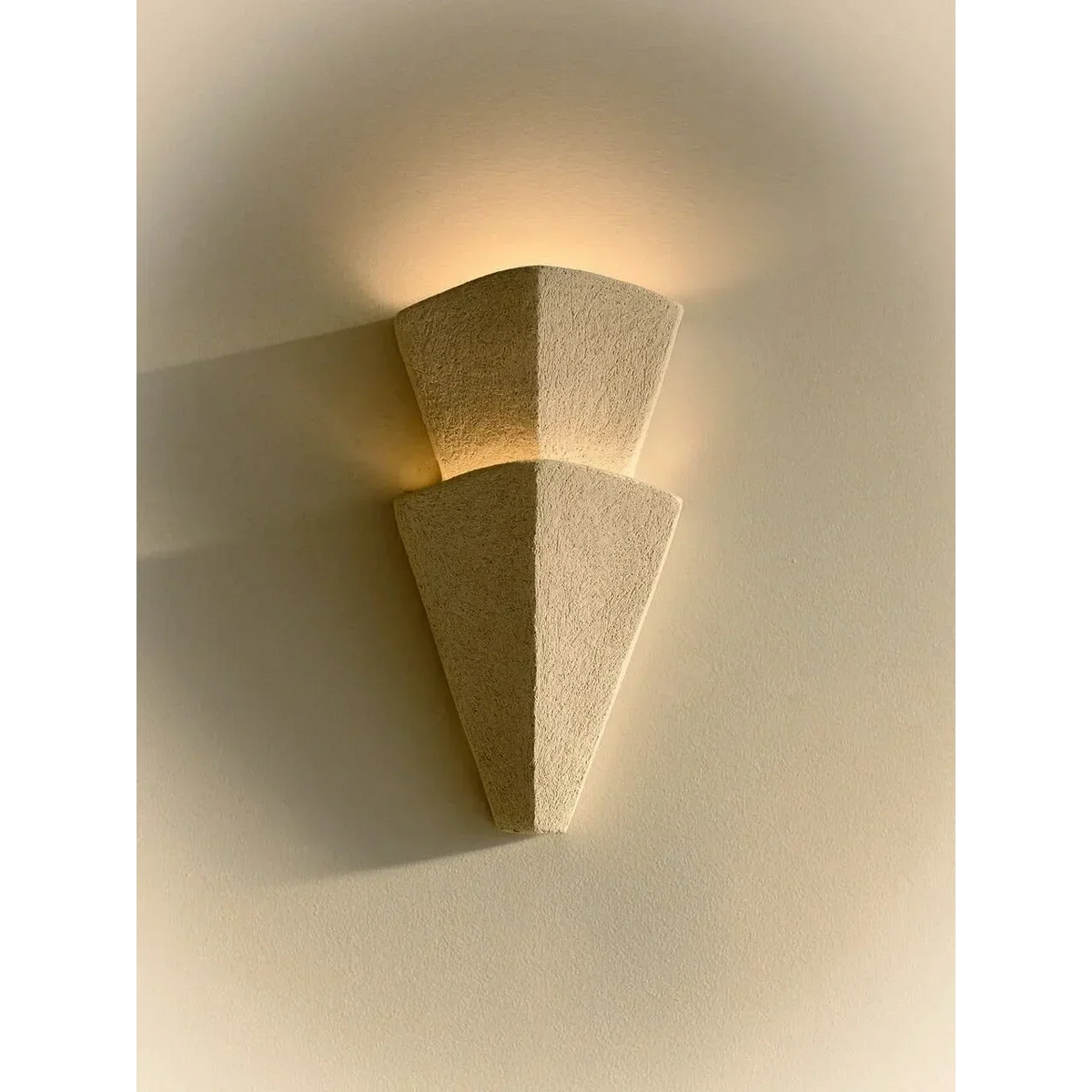 Geschichtete Wandleuchte aus Gips, bis zu 22 Zoll, warmes indirektes Licht für Schlafzimmer, Flur, Wohnzimmer, minimalistischer moderner architektonischer Akzent | Thomler