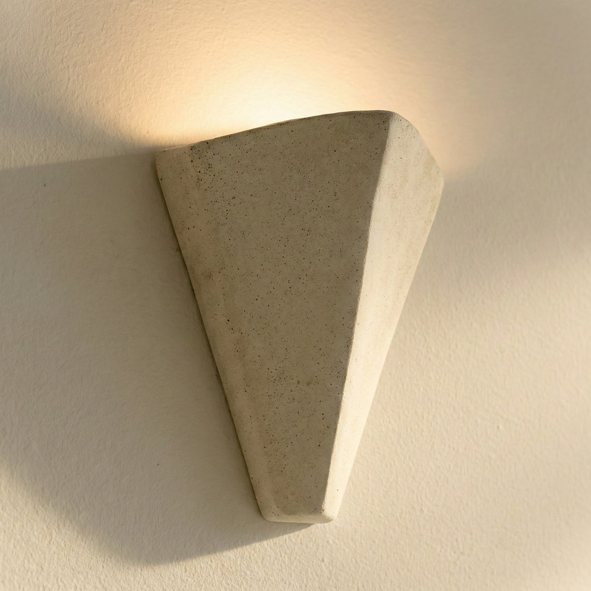 Geschichtete Wandleuchte aus Gips, bis zu 22 Zoll, warmes indirektes Licht für Schlafzimmer, Flur, Wohnzimmer, minimalistischer moderner architektonischer Akzent | Thomler