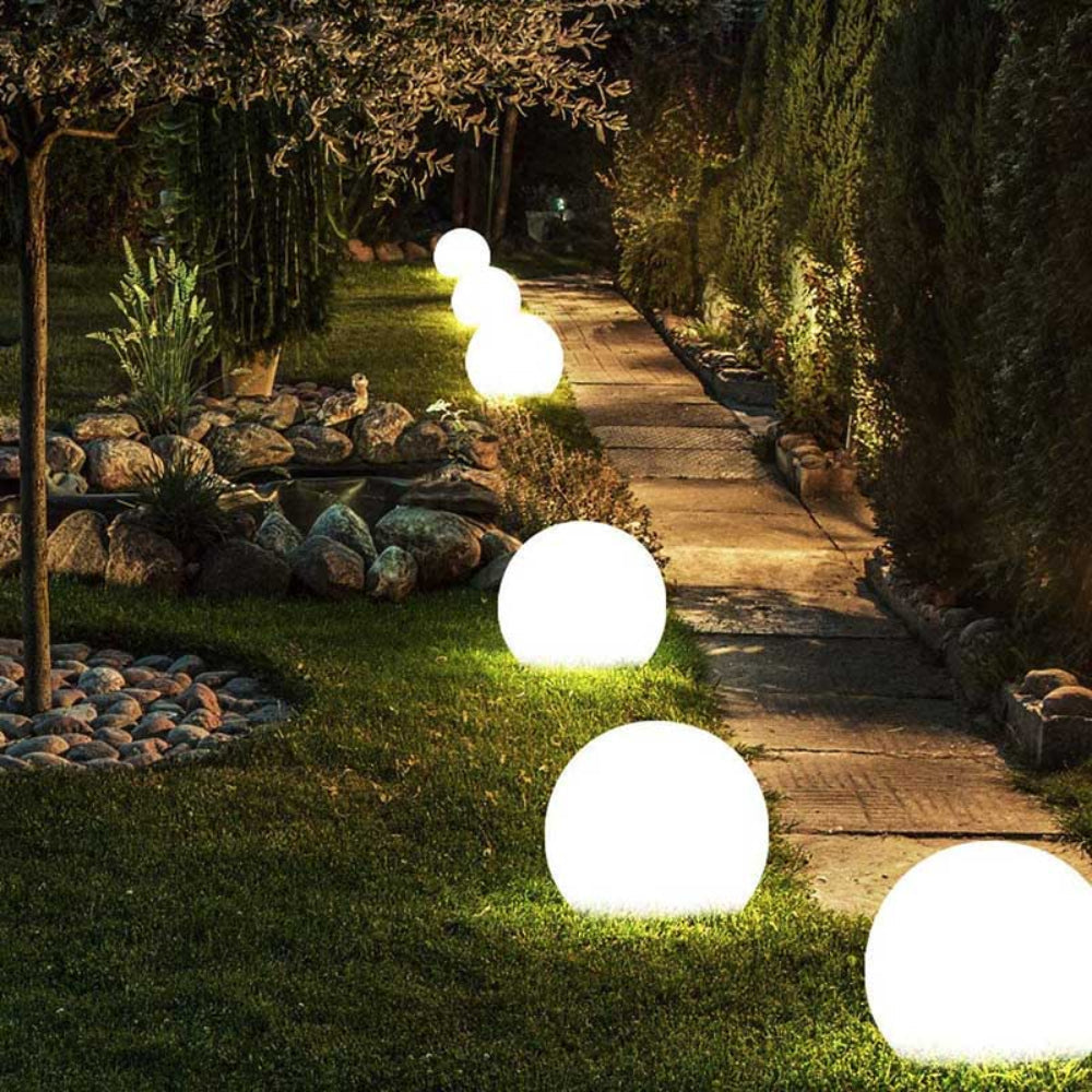 Solar-aangedreven bolvormige lantaarn met afstandsbediening - 16-kleuren LED, waterdicht IP65, schemersensor, draadloos oplaadbaar voor in de tuin | Thomler