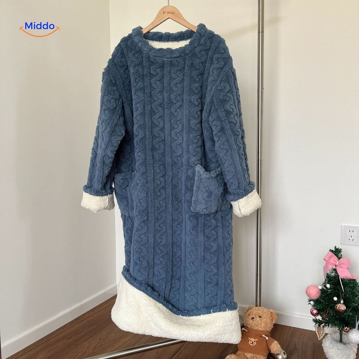 Floor-Length Fleece Wearable Blanket with Pockets – Cozy Indoor Loungewear