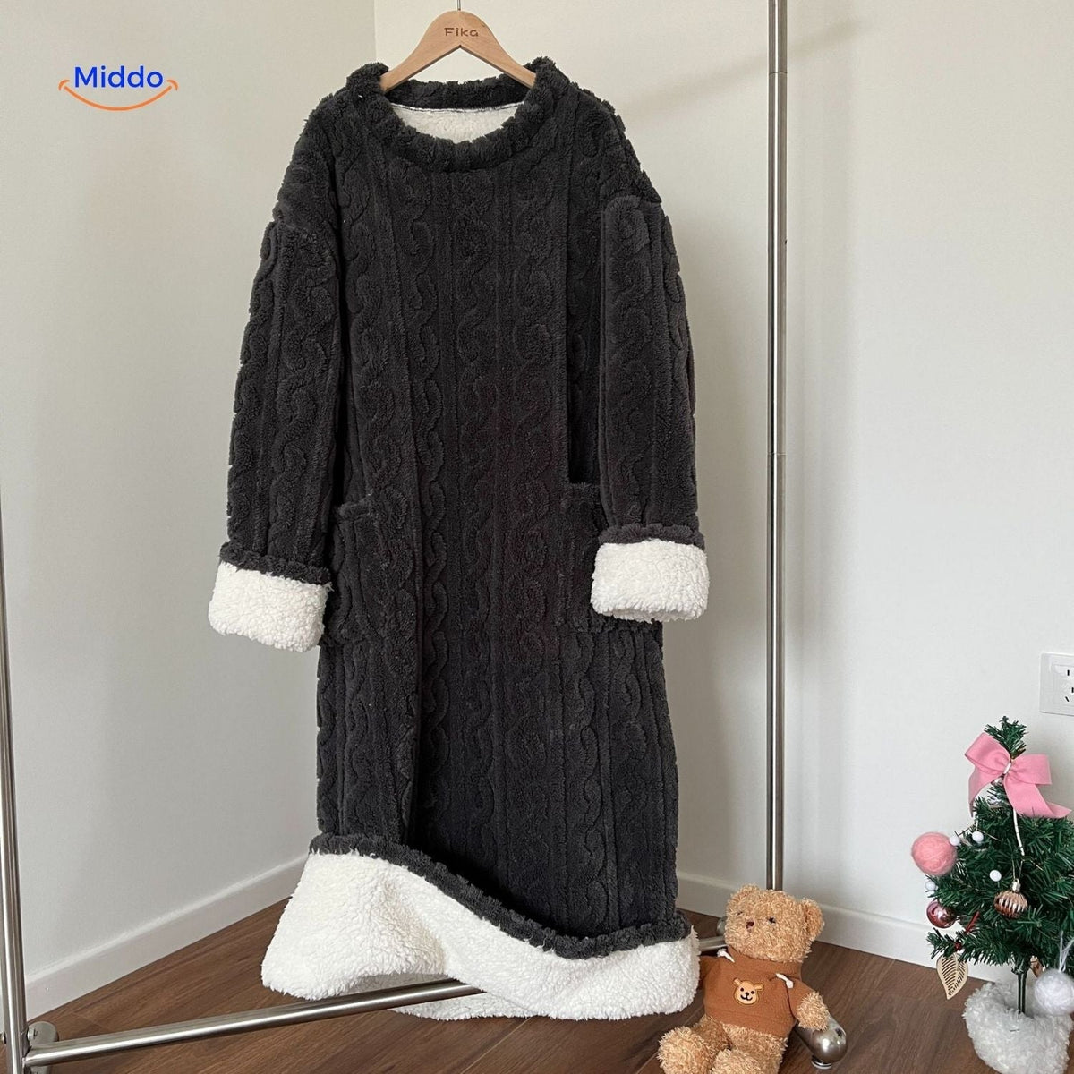 Floor-Length Fleece Wearable Blanket with Pockets – Cozy Indoor Loungewear