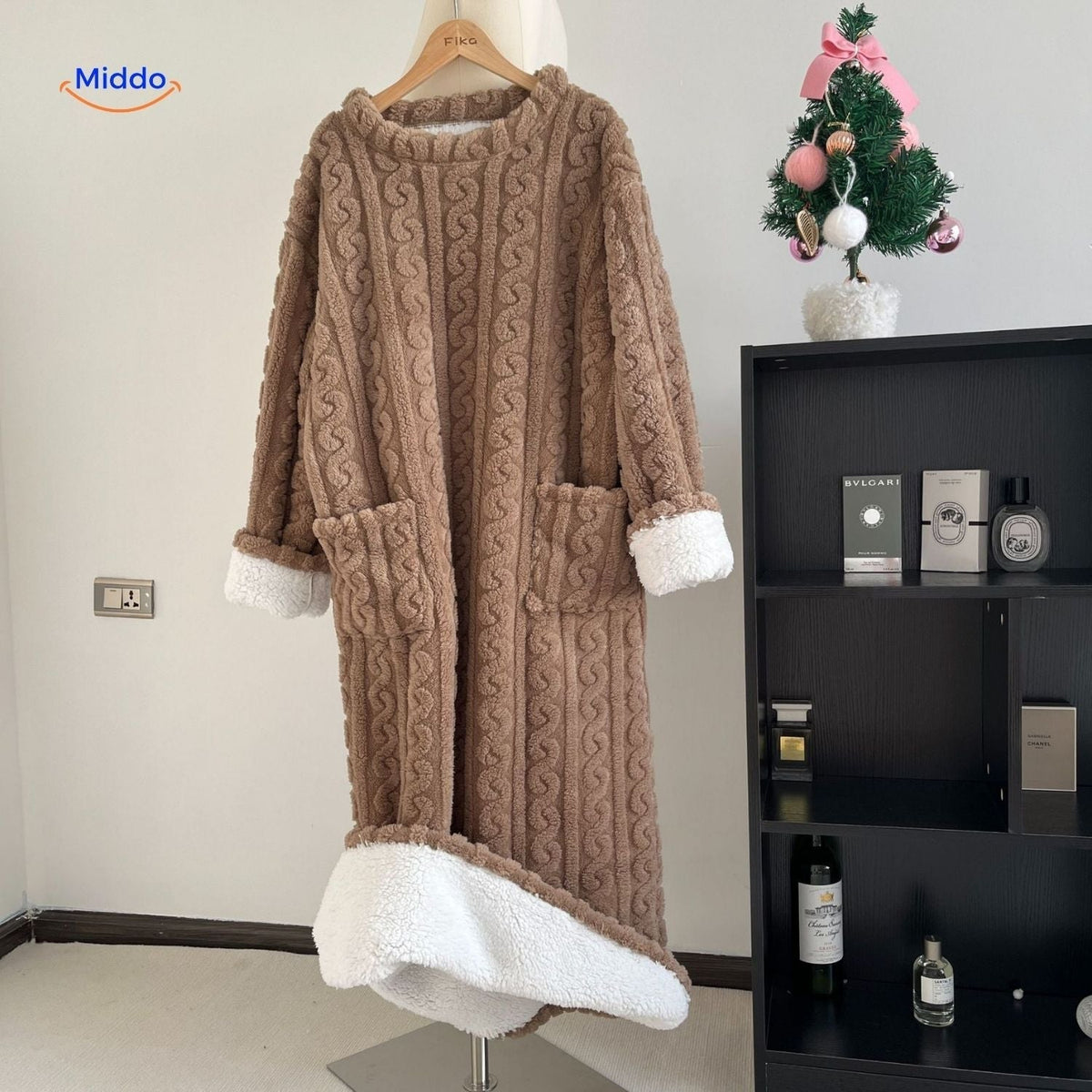 Floor-Length Fleece Wearable Blanket with Pockets – Cozy Indoor Loungewear