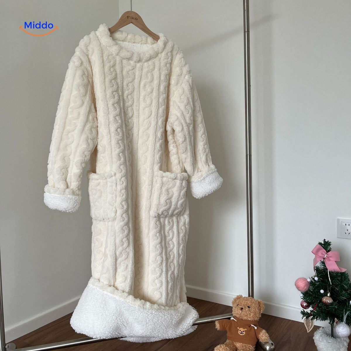 Floor-Length Fleece Wearable Blanket with Pockets – Cozy Indoor Loungewear
