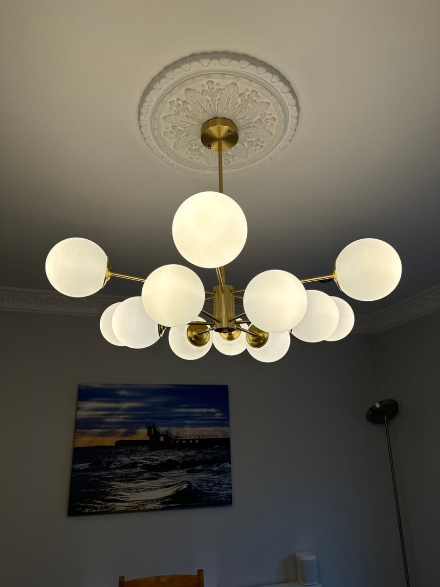 Zweistufiger Kronleuchter mit 12 Opalglaskugeln in Messing-Finish – 89 cm breite Statement-Leuchte für Esszimmer, Wohnbereiche & Eingangsbereiche | Thomler