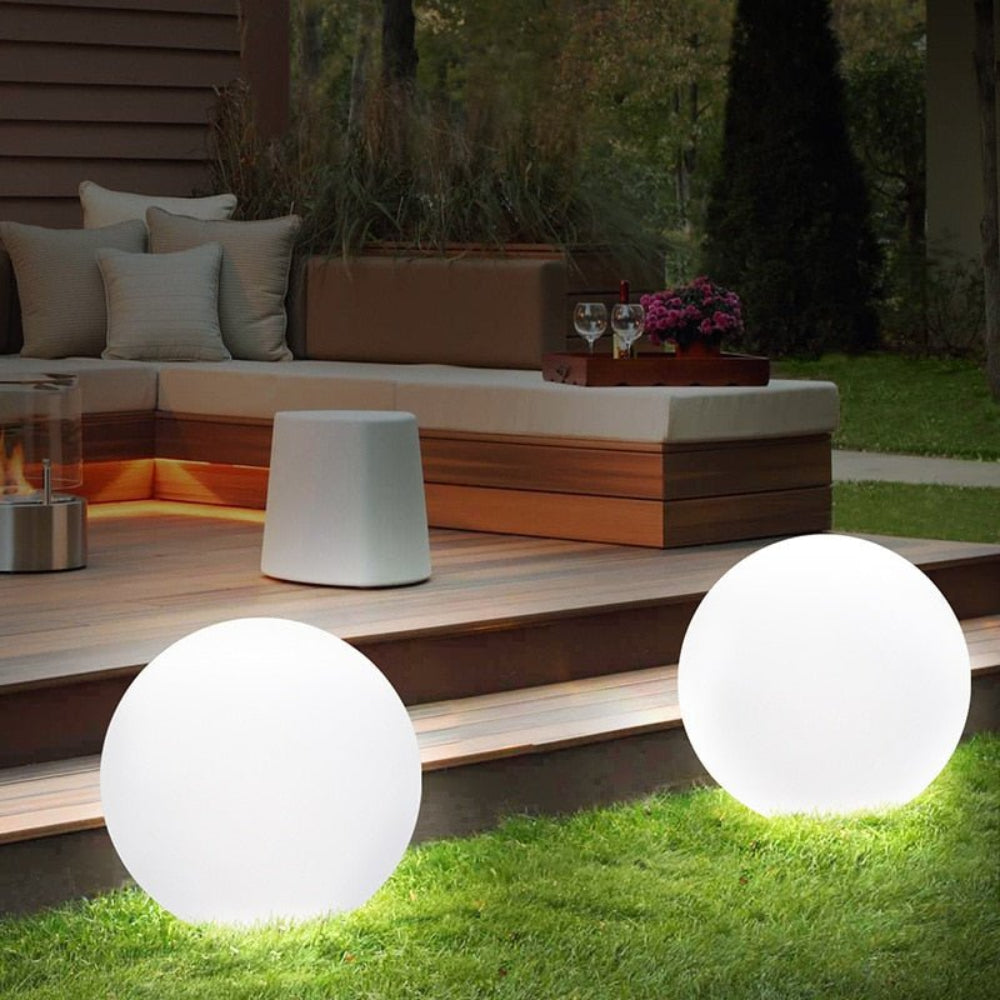 Solar-aangedreven bolvormige lantaarn met afstandsbediening - 16-kleuren LED, waterdicht IP65, schemersensor, draadloos oplaadbaar voor in de tuin | Thomler