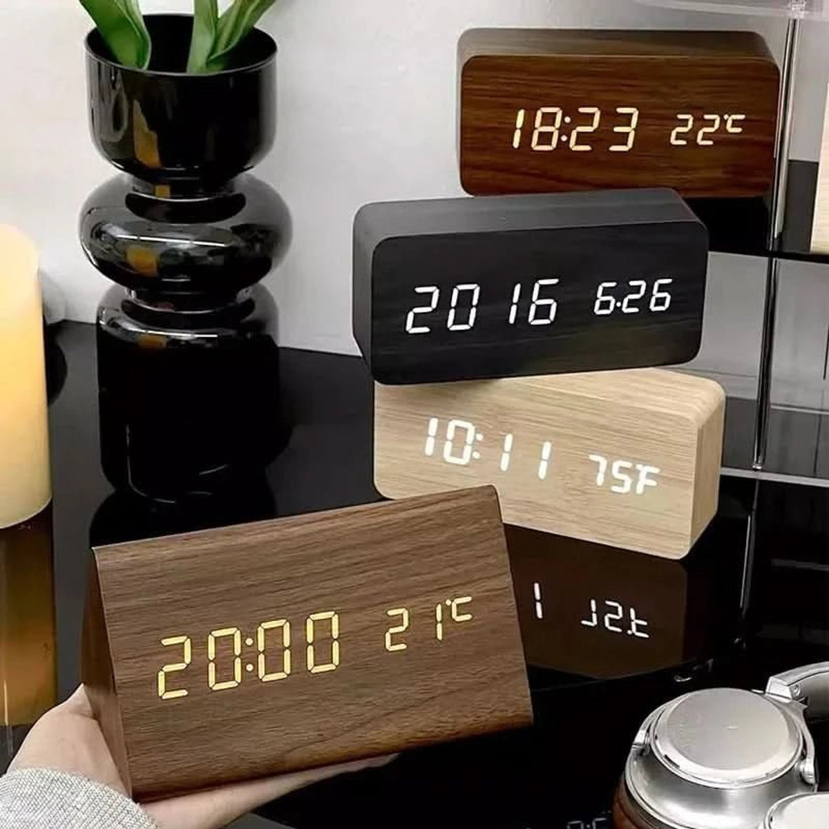 Reloj digital de madera retro con alarma y visualización de fecha